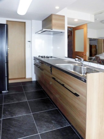 ナチュラルなのにピリッと引き締まったキッチン